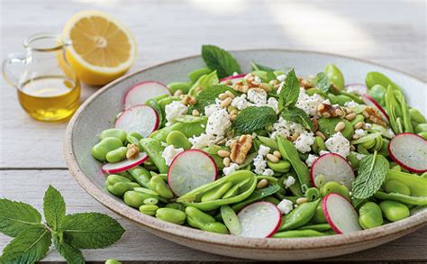 Ensalada fresca de habas tiernas con queso feta y vegetales