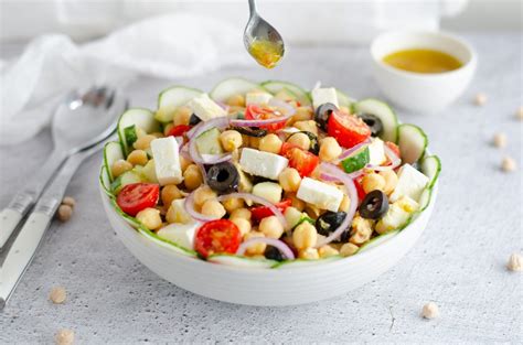 Ingredientes frescos para la ensalada de garbanzos: garbanzos, tomates cherry, mozzarella, aceitunas y albahaca