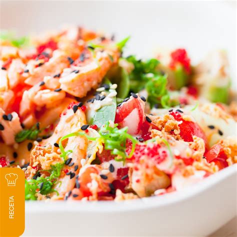 Ensalada Neptuno recién preparada, con pescado fresco y algas