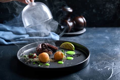 Variedad de platos y postres de cocina molecular