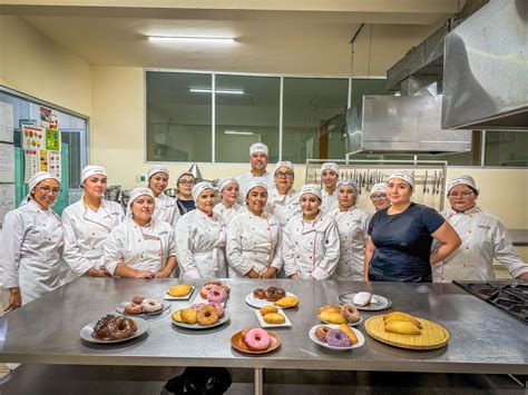 Fotografía de una clase de cocina práctica en un instituto gastronómico