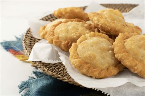 Imagen de pasteles de carne dorados y crujientes cocinados en sartén