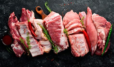Fotografía cenital de los ingredientes picados: puerro, ajo, jengibre y carne de cerdo