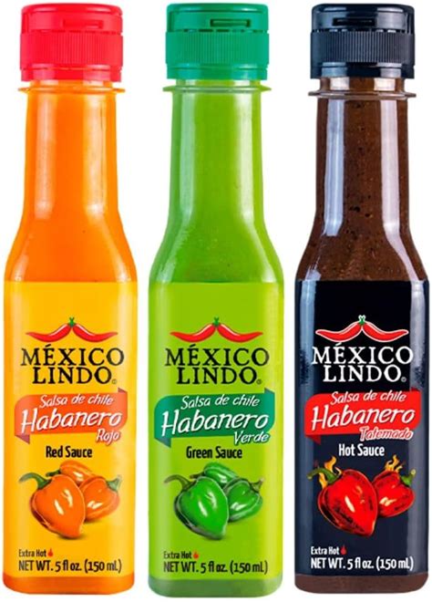 fotografía de una selección de mini botellas de salsa picante de diferentes colores y formas