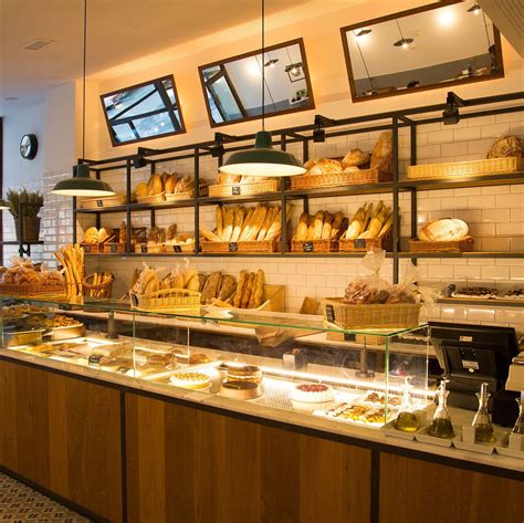 Diseño interior de una panadería moderna con mobiliario funcional y estético