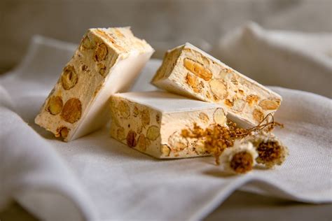 Ilustración esquemática de los ingredientes principales del turrón Ambrosoli.