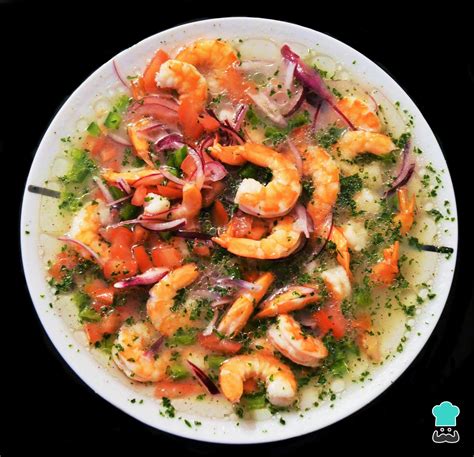 Plato de ceviche de camarón ecuatoriano listo para servir con acompañamientos