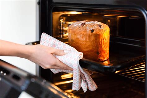 Infografía que muestra el bizcocho saliendo del horno y reposando sobre una rejilla metálica para enfriar
