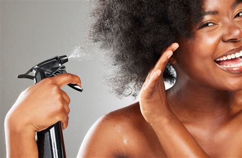 Esquema de aplicación del spray de piña sobre el cabello húmedo para mejorar la definición de los rizos.
