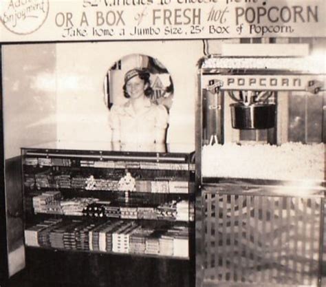 Foto histórica de Julia Braden, pionera en la venta de palomitas en cines