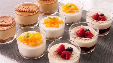 Presentación elegante de varios postres en vasitos individuales dispuestos en una mesa de cóctel