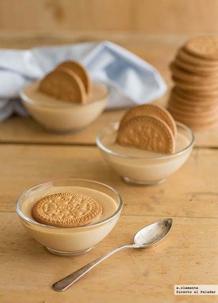 Primer plano de un vasito con capas de crema, galleta y caramelo