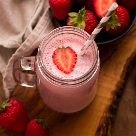 Fotografía profesional de un smoothie de frutilla con toques de vainilla y chocolate