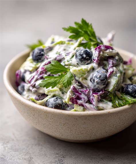 Ensalada de repollo morado, manzana verde y aderezo de yogur natural en un cuenco