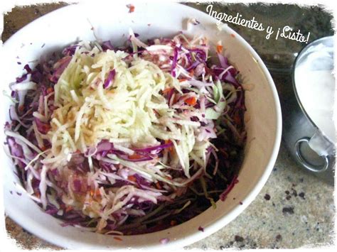 Ingredientes frescos para la ensalada: repollo morado, manzana verde, zanahoria y yogur natural