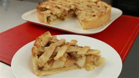 Proceso de horneado de un kuchen con relleno de manzana
