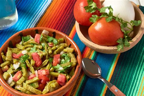 Foto de una ensalada de nopal colorida y apetitosa