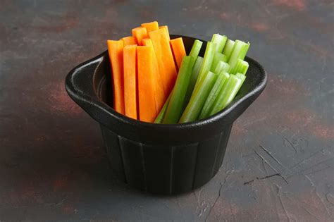 Diagrama paso a paso sobre la limpieza y corte del mondongo en bastones o dados.