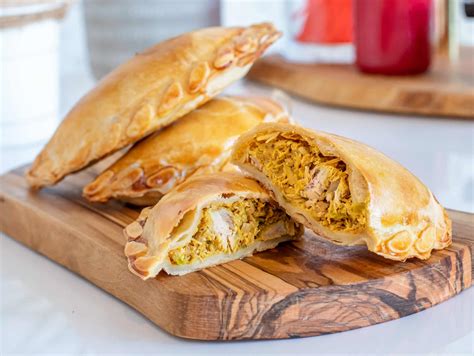 Ingredientes frescos para empanadas de pollo y champiñones sobre una tabla de madera