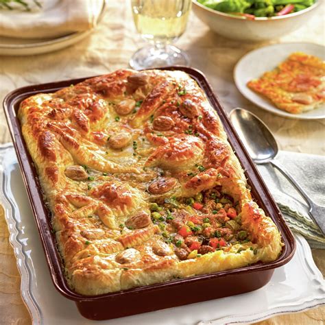 Pastel de carne con masa de hojaldre listo para hornear