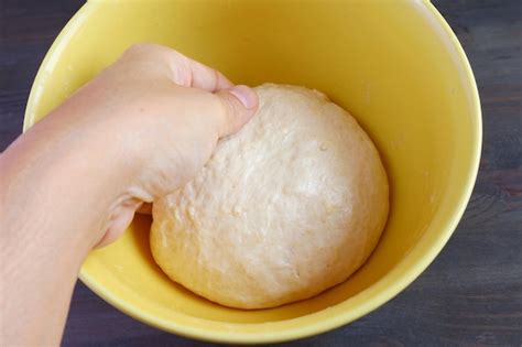 Masa de salteña anaranjada en un bol, lista para ser amasada.