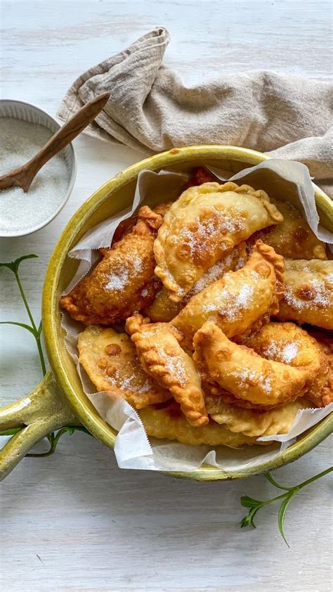 Empanadas de queso fritas doradas espolvoreadas con azúcar