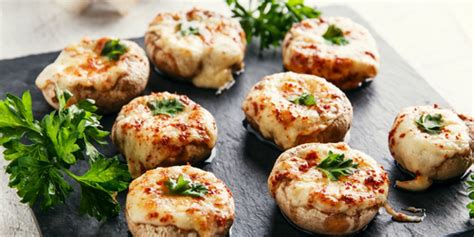 champiñones rellenos de queso y hierbas