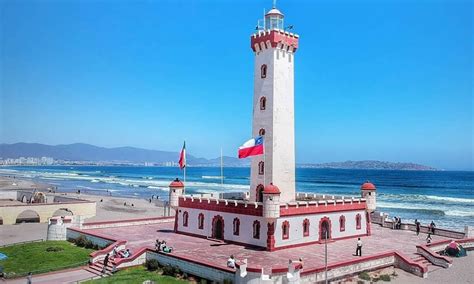 Vista panorámica de la costa de La Serena con edificios residenciales frente al mar.