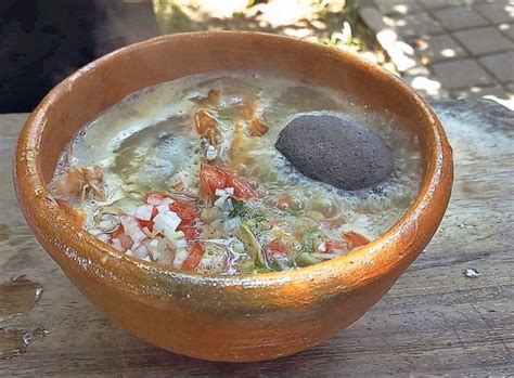 Recreación artística de cómo los antepasados podrían haber preparado sopa utilizando piedras calientes en un hoyo forrado.