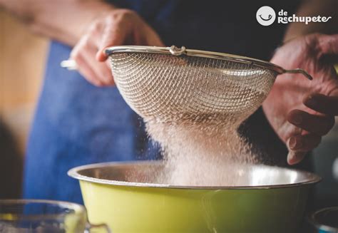 Imagen mostrando cómo tamizar azúcar glas con un colador fino.