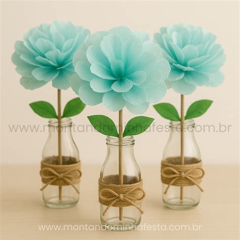 Fotografía de un centro de mesa artesanal realizado con pasta de modelar con motivos florales