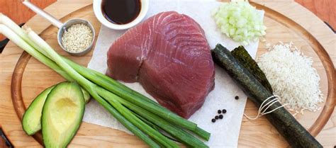 Ilustración de los ingredientes básicos del sushi: alga nori, arroz y pescado.