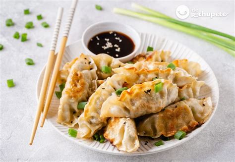 Plato de gyozas variadas.