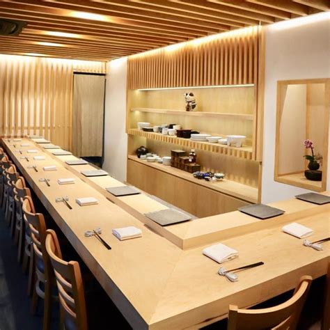 Interior acogedor de Naoki Sushi con vista a la barra.