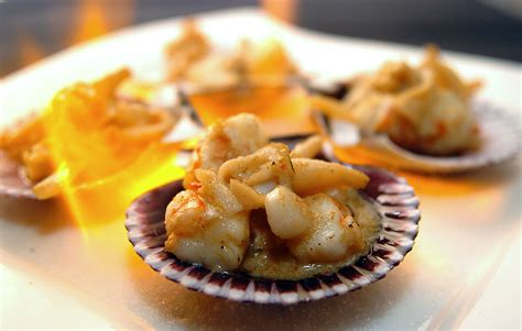 Plato de mariscos al fuego de Hanzo Restaurant.