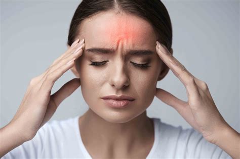 Persona sufriendo de dolor de cabeza o mal humor