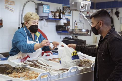 personal de pescadería atendiendo a un cliente