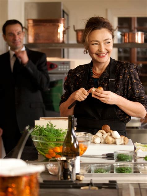 Hortense Laborie (Catherine Frot) preparando un plato en la cocina del Elíseo