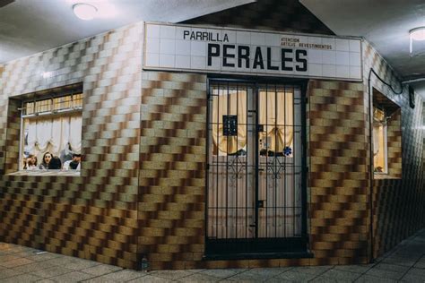 Fachada clásica y sin lujos de la Parrilla Perales en Mar del Plata