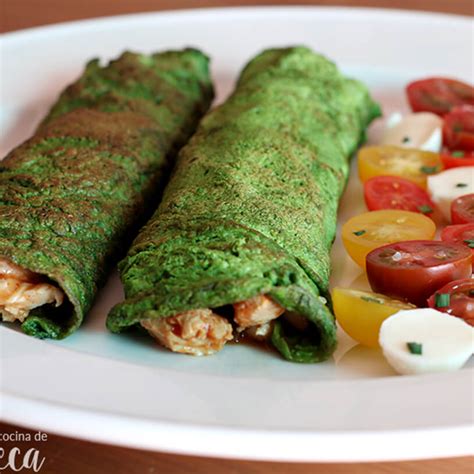 Espinacas frescas y claras de huevo, ingredientes principales para los crepes fitness.
