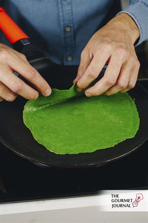 Proceso de cocción de los crepes de espinacas en sartén antiadherente.