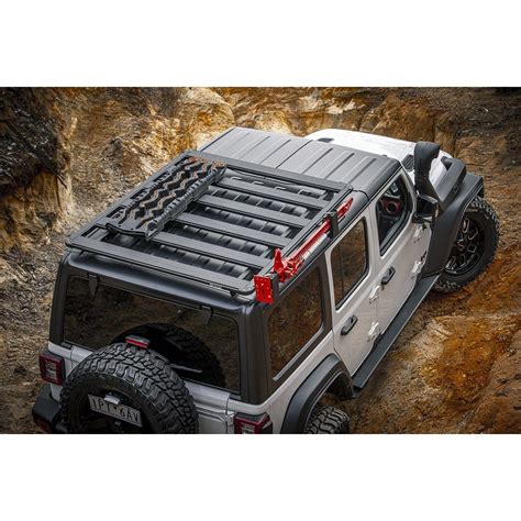 Jeep Wrangler JL con parrilla de techo ARB cargada con equipo de aventura