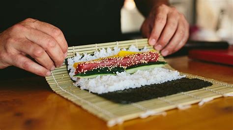 Preparación de los rollos de sushi con arroz y relleno.