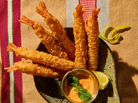 Langostinos empanizados con panko listos para freír.