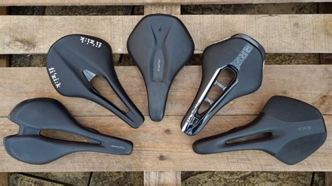 Comparación de diferentes tipos de sillines de bicicleta: cuero, Cambium y sintético acolchado