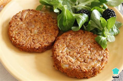 Foto de hamburguesas de lentejas caseras servidas en pan con vegetales