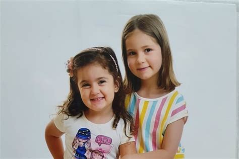 Fotografía de las hermanas María Eduarda y María Antonia, sonriendo juntas.