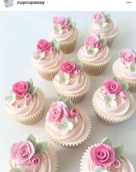 Diseño de cupcakes decorados con la frase 