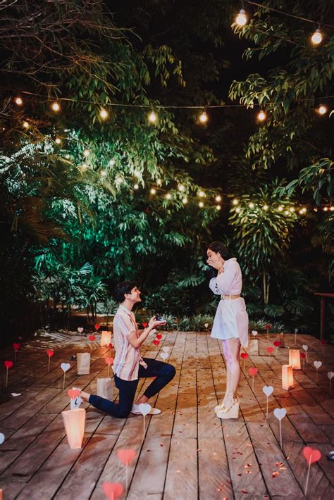 Una pareja haciendo un flashmob con amigos para una propuesta de matrimonio