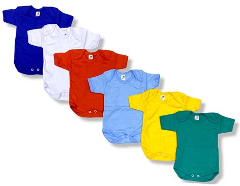 Fundadora de Pure Cotton revisando ropa de bebé en su taller